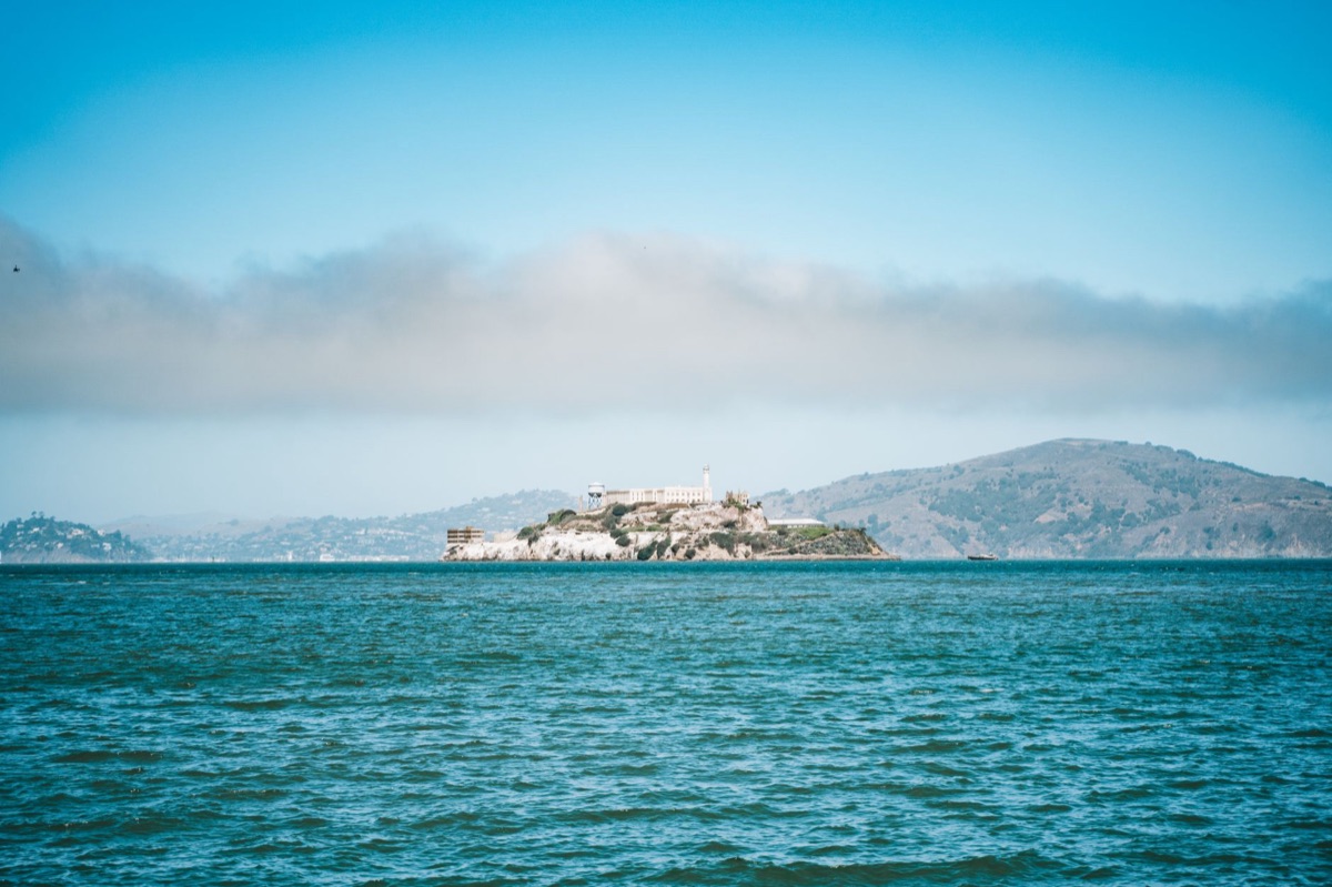 Isola di Alcatraz con nebbia