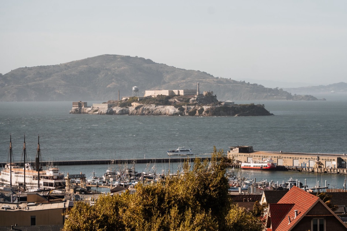 Barca in viaggio verso l'Isola di Alcatraz