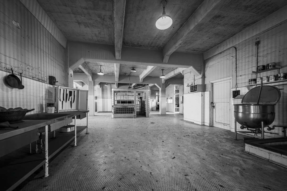 Een tafel met computers en formulieren op Alcatraz