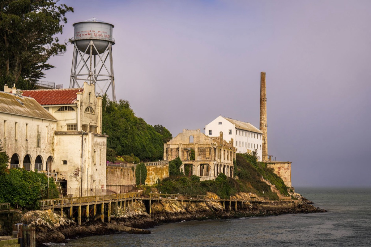 Een groep mensen op Alcatraz in de zonsondergang