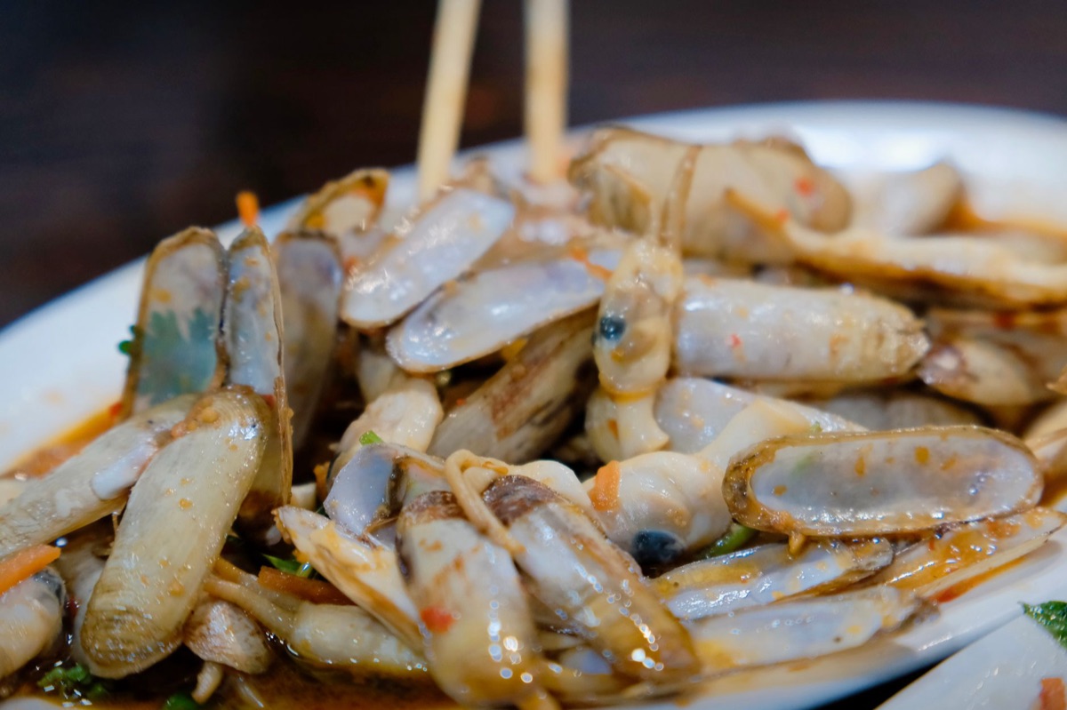 Clam chowder serving tray with fresh clams