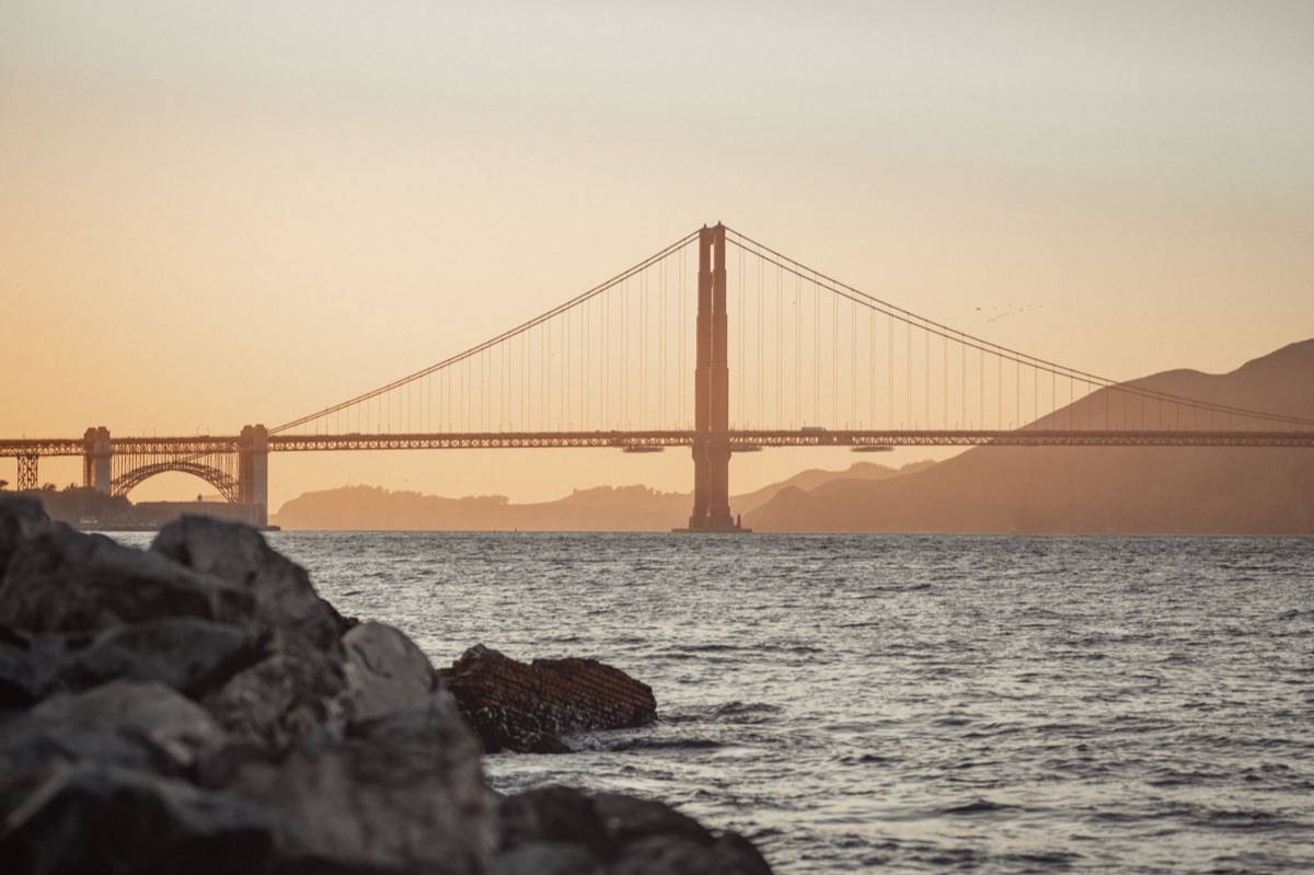 Vue de la ponte des frères gold de San Francisco depuis une colline