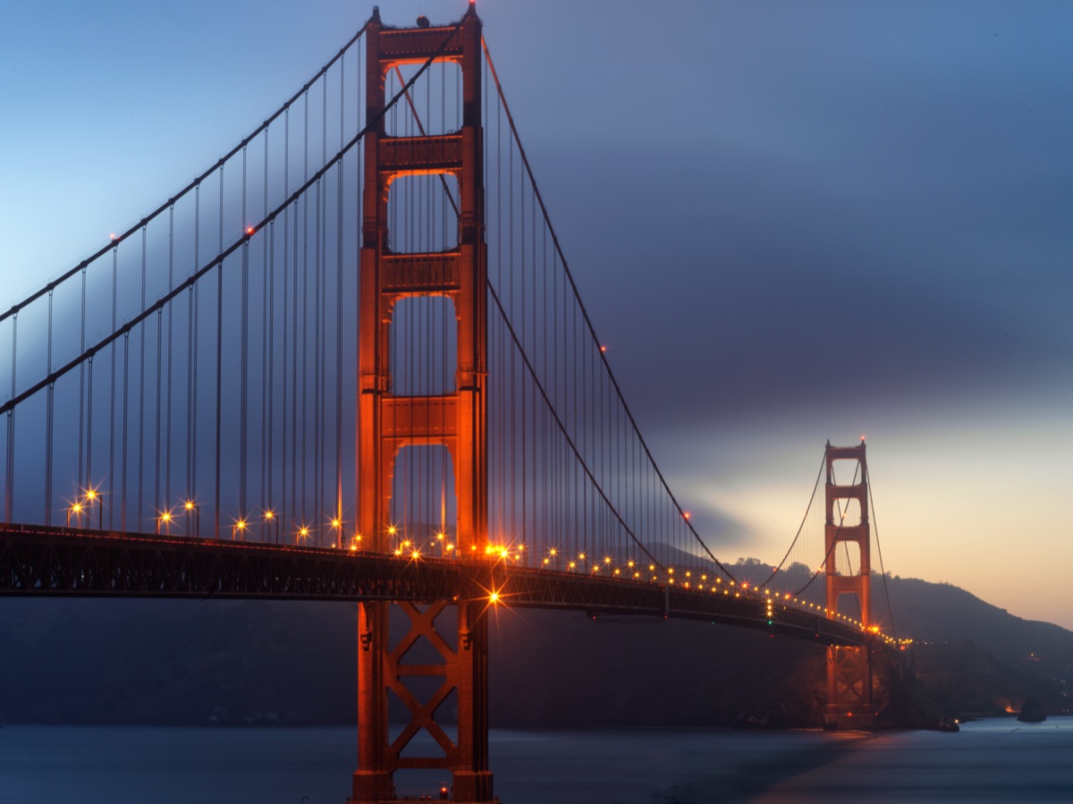 Vue de la ponte des frères gold de San Francisco à l'horizon du coucher du soleil