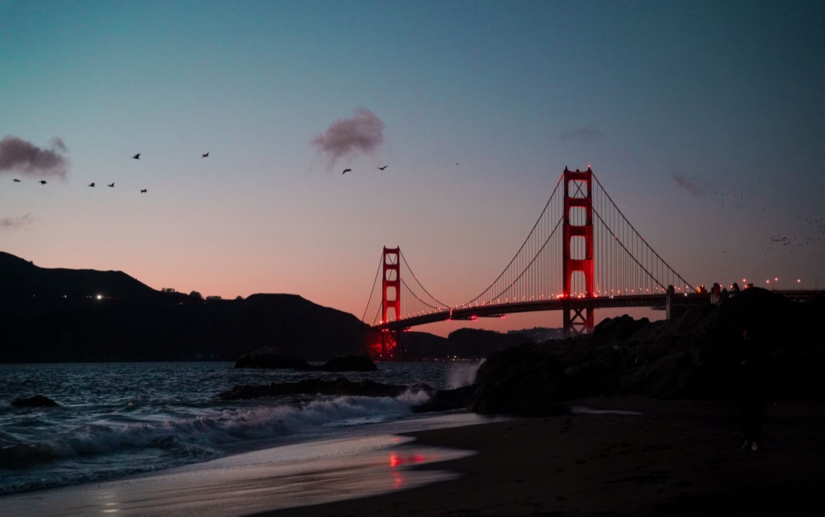 ponte dourada ao pôr do sol