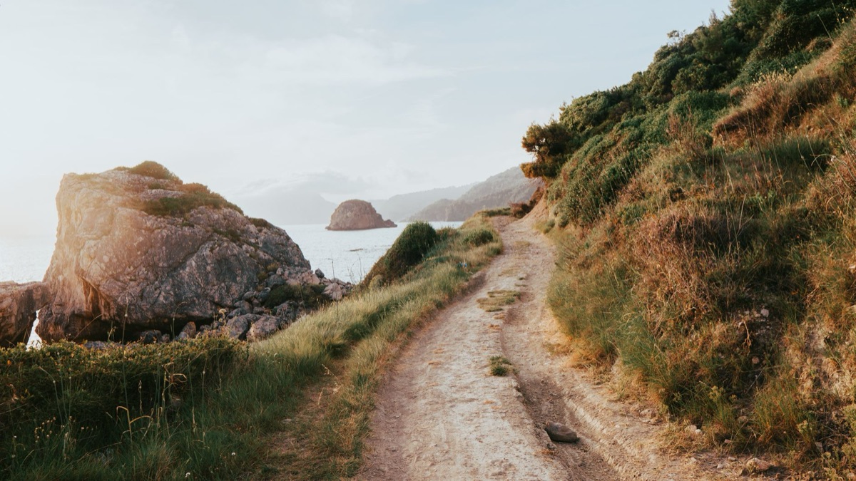 Wandern auf einer schmalen, steilen Straße