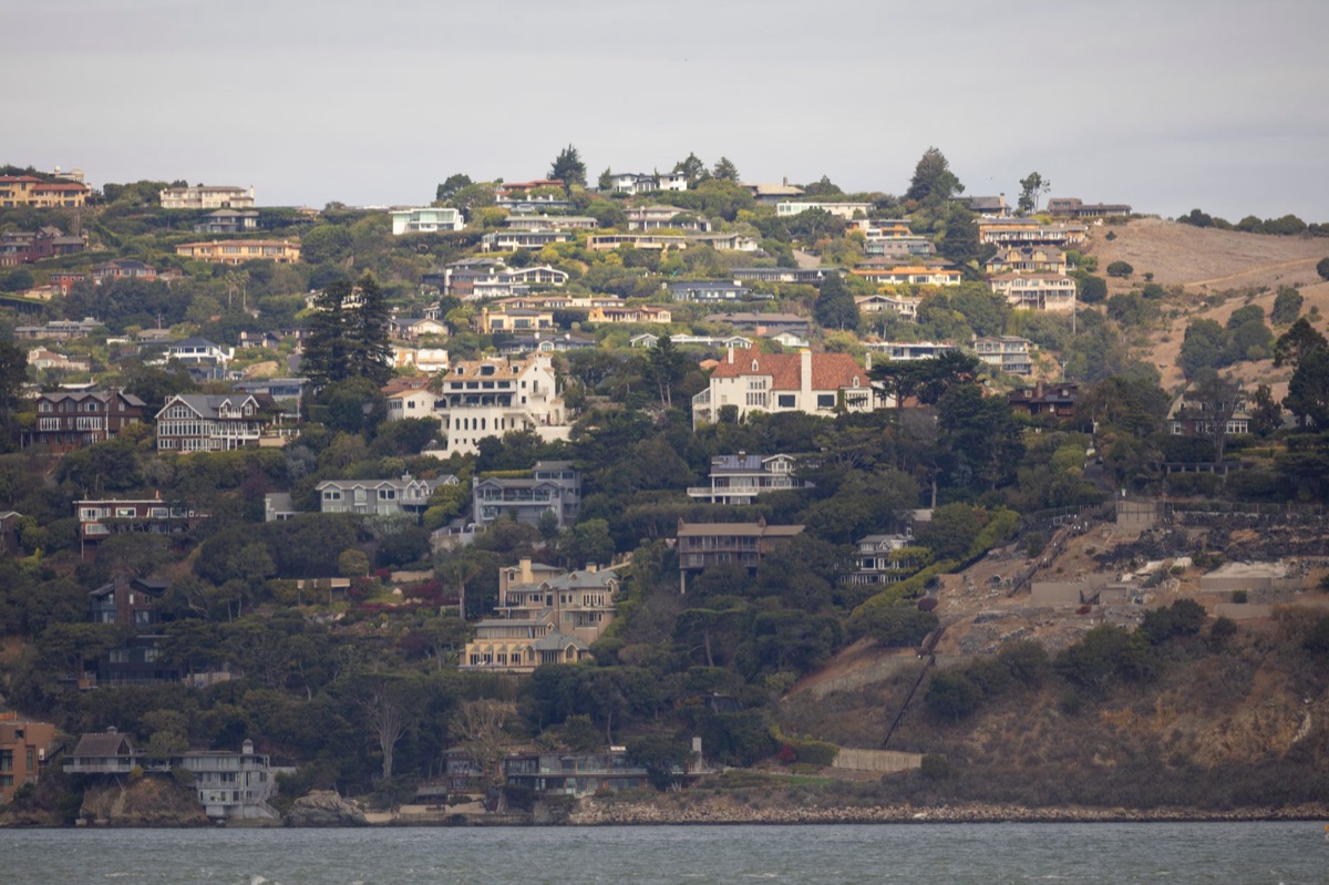 Vue d'une rue escarpée à San Francisco