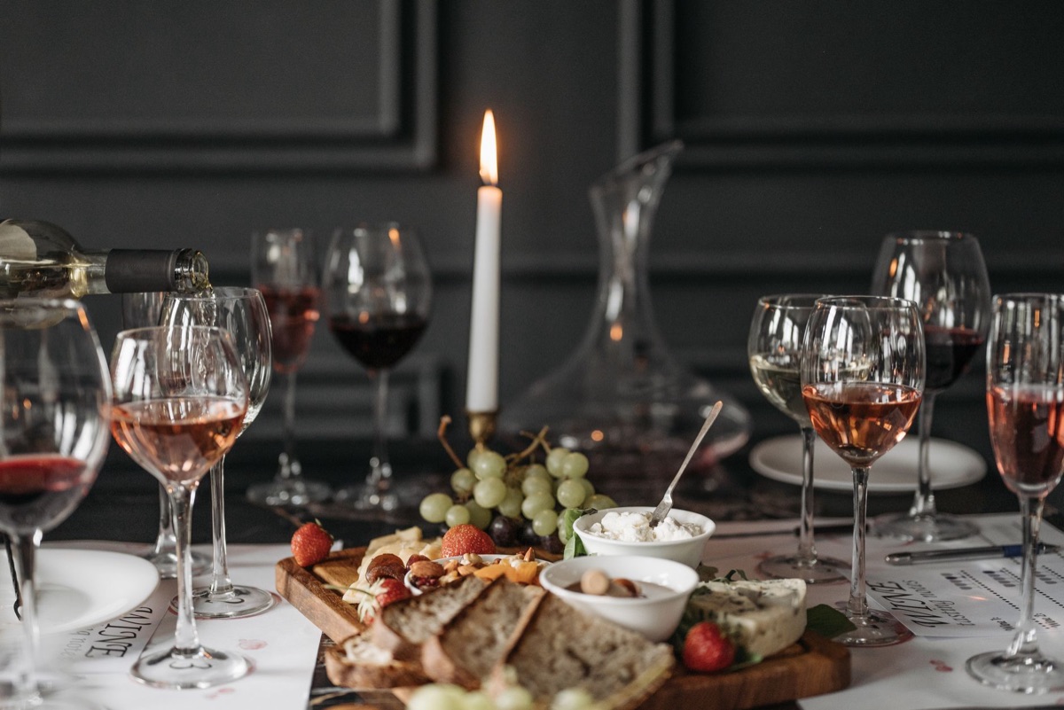 tabela de vinho com copo de vermelho