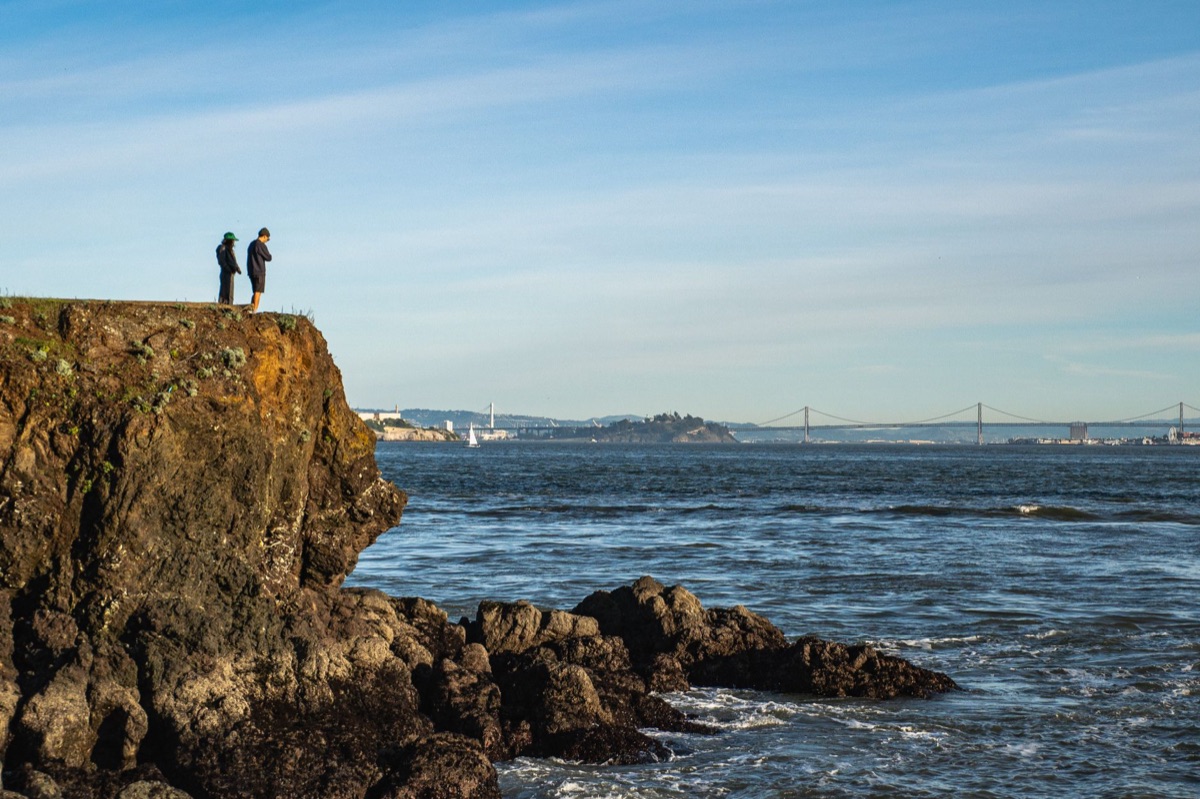 Klippenterrasse mit Golden Gate Bridge im Hintergrund