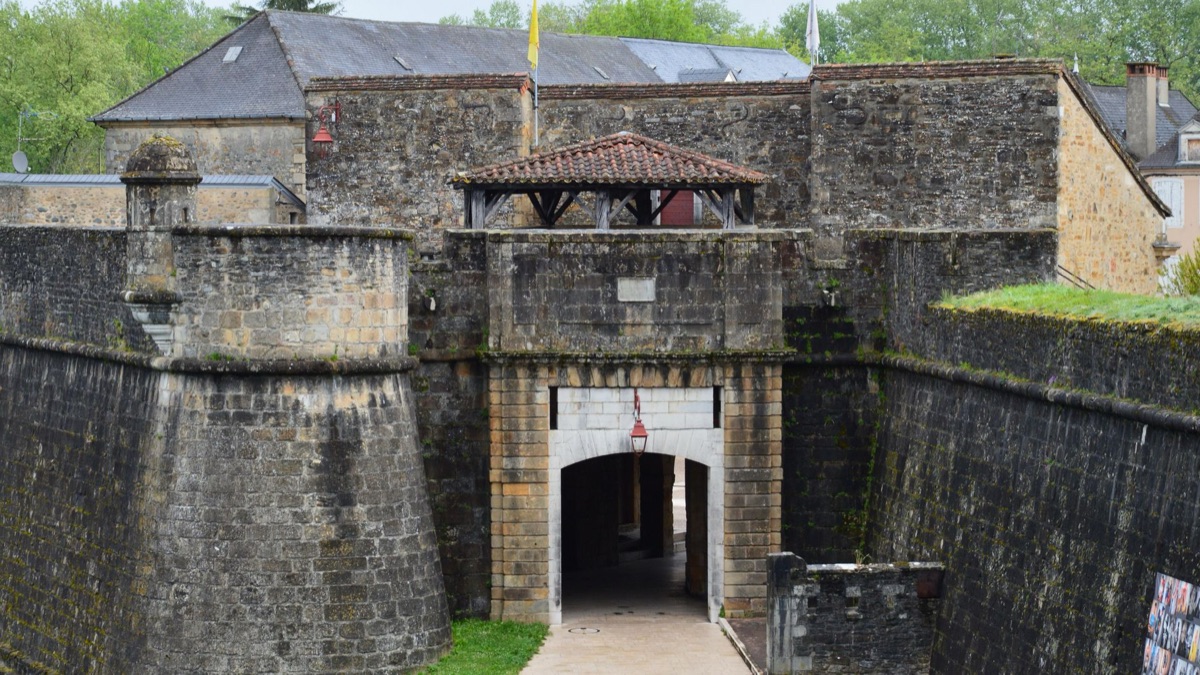 entrada de um forte histórico