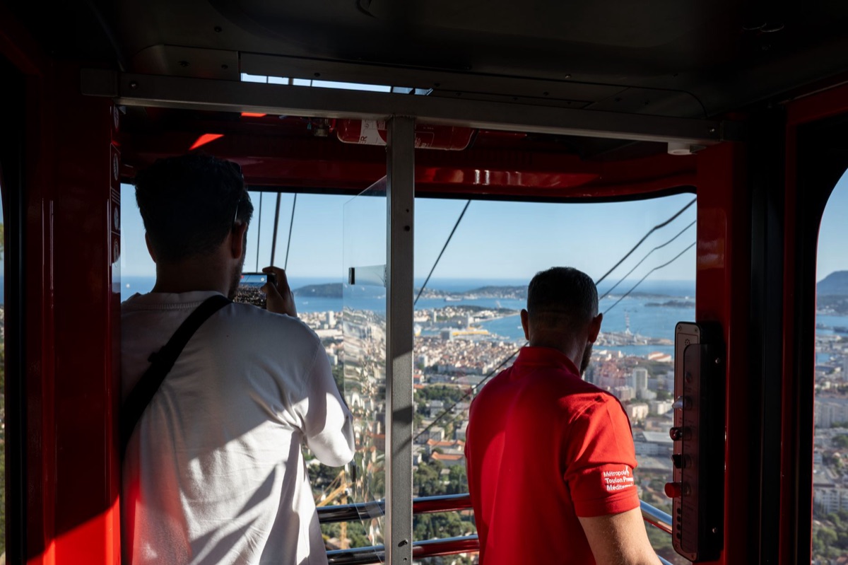 Cabine cable car line with passengers