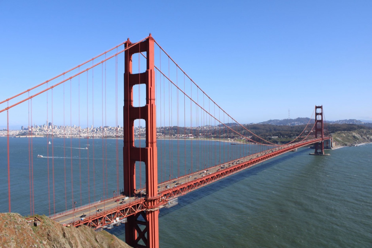 vista de la Golden Gate Bridge desde una colina