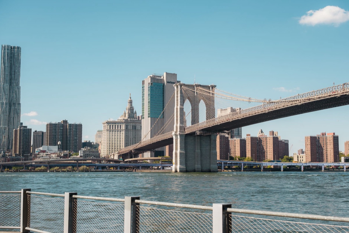 Pont historique avec vue sur la ville