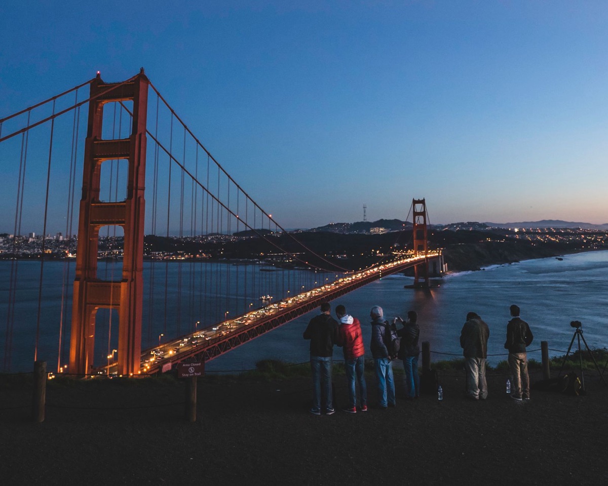 Punto di vista del Golden Gate Bridge con skyline cittadino