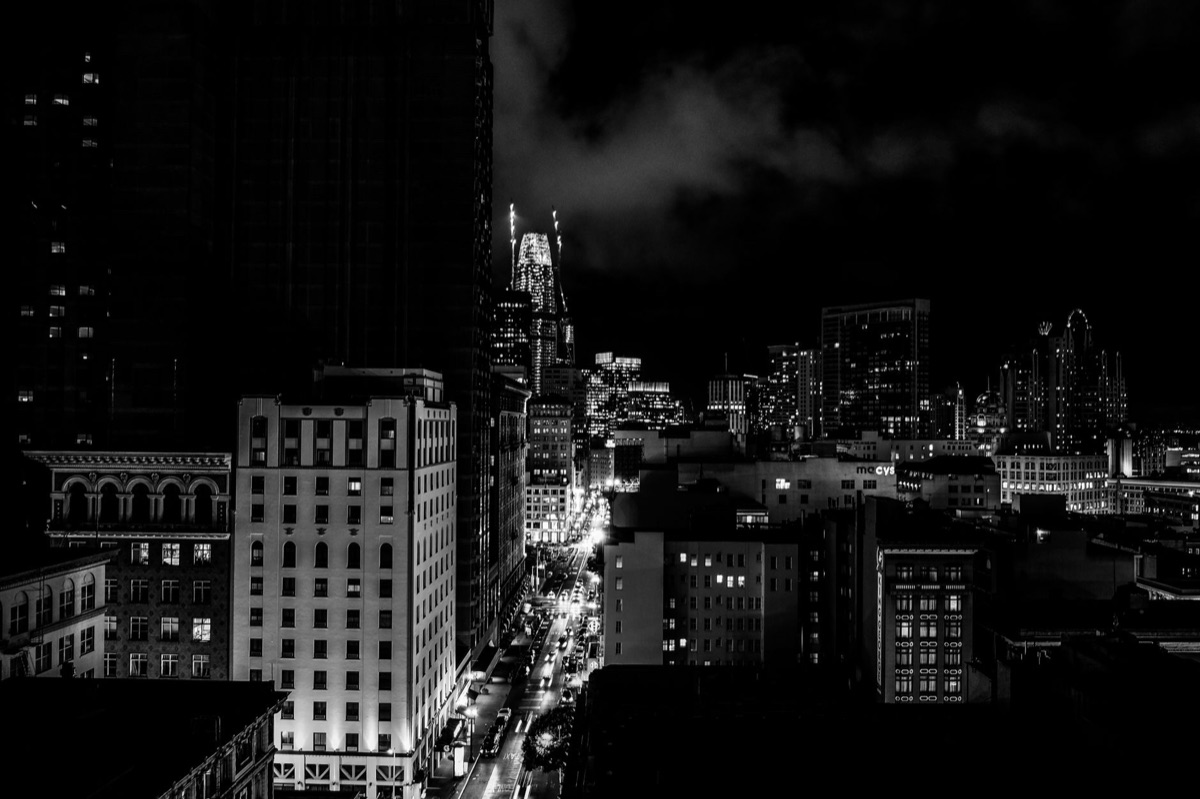 Panorama notturno della skyline di San Francisco