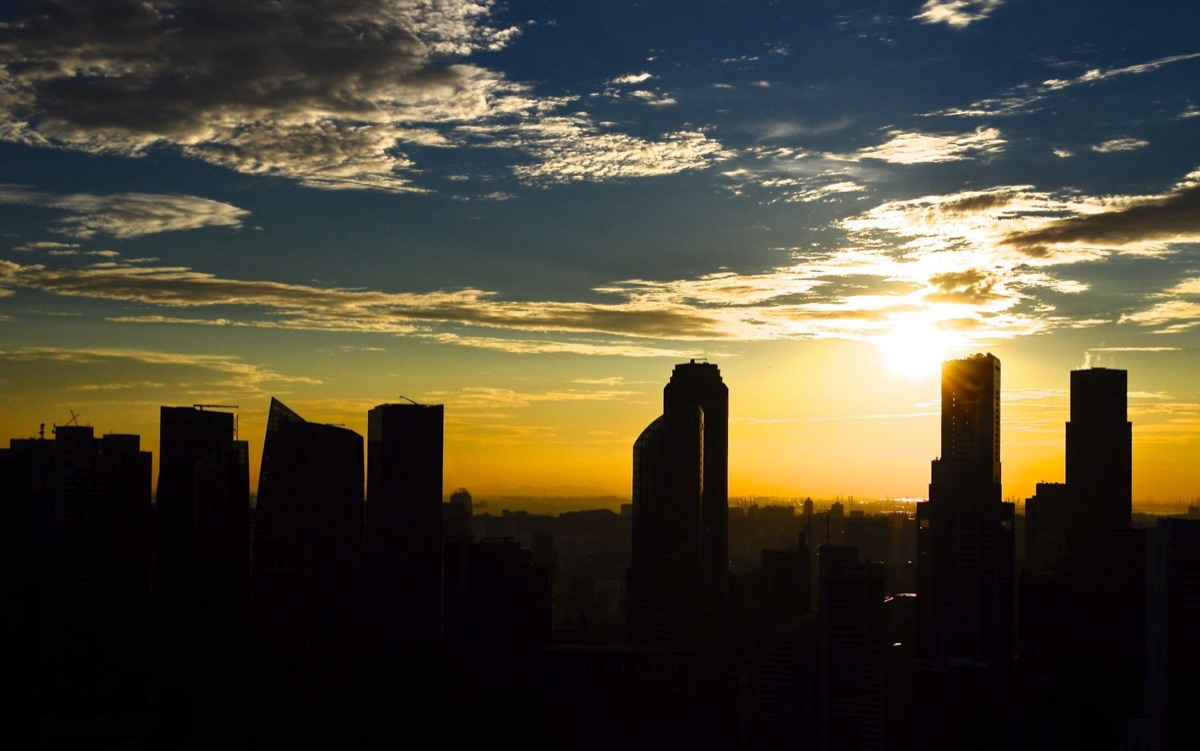 schiaccianoci di una città al sorgere del sole