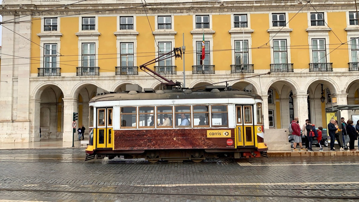yellow cable car at union square
