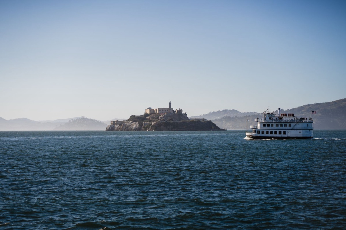Tour bus visitando Alcatraz con turistas