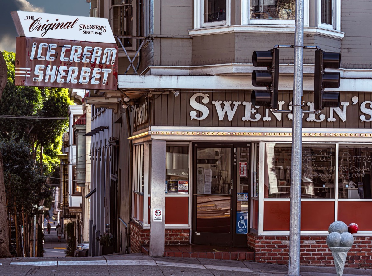angolo di una strada a San Francisco con un'auto polizia