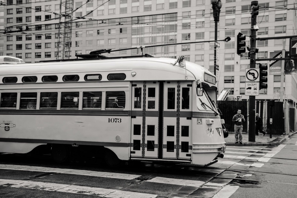 incrocio pedonale a San Francisco con segnaletica stradale