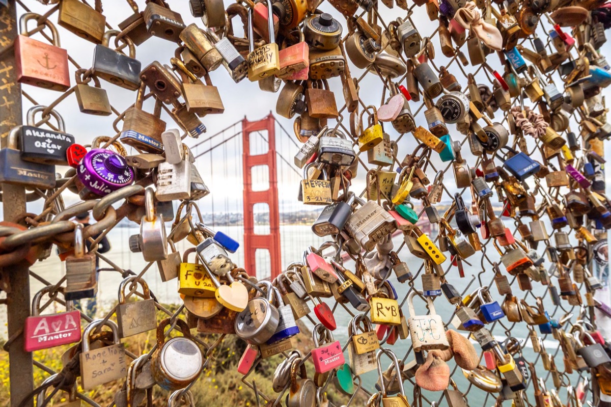 uma parede com gravura em san francisco e o golden gate bridge no fundo
