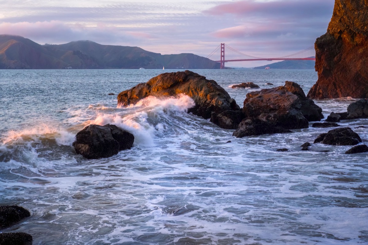 Golden Gate Bridge à l'heure du coucher du soleil