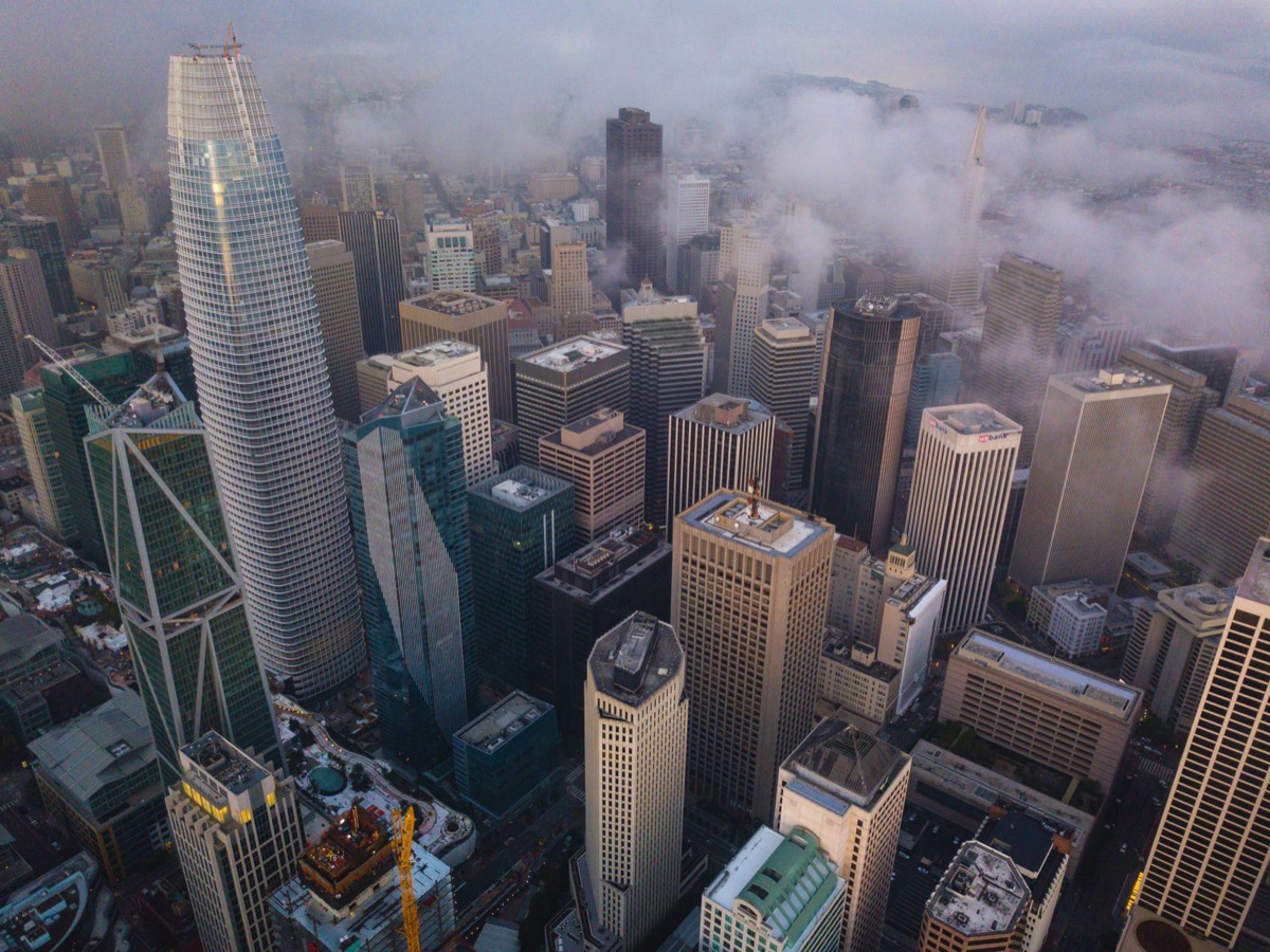 escuridão e neblina na cidade de san francisco